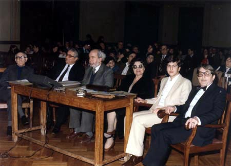 Τ. Αποστολίδης, Α. Γαρουφαλής, Κ. Νονης, Μ. Χαιρογιώργου, Δ. Σγούρος, Μ. Χάλλεκερ: η κριτική επιτροπή των διπλωματικών εξετάσεων της Ελένης Χαλλεκερ στην αίθουσα του Παρνασσού. (Ιανουάριος 1985)