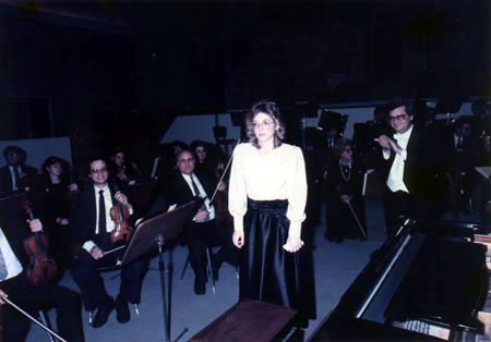 Ελένη Χάλλεκερ σολίστ στη συναυλία της κρατικής Ορχήστρας Θεσσαλονίκης υπό τη διεύθυνση του αρχιμουσικού Άλκη Μπαλτά (1988)