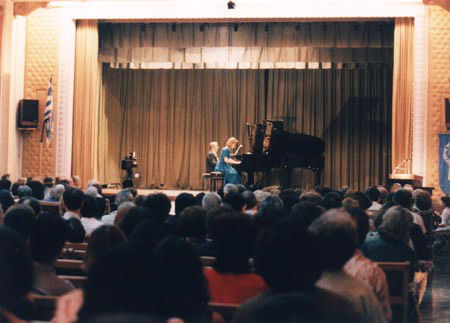 Με τον Μαξ Χάλλεκερ σε συναυλία για δύο πιάνα στην μεγάλη αίθουσα του μεγάρου Εστίας Νέας Σμύρνης.