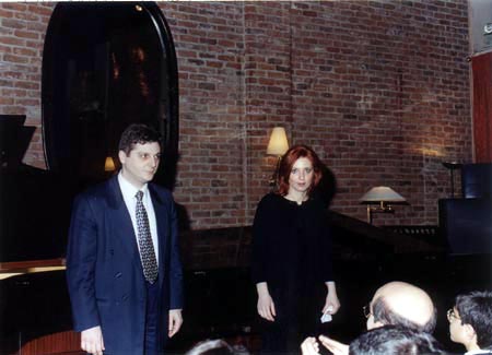  Ο Γιάννης και η Ελένη Χάλλεκερ στο καλλιτεχνικό κέντρο «Atheneum» μετά το ρεσιτάλ τους για δύο πιάνα.