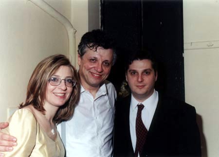 Ελένη και Γιάννης Χαλλεκερ σολίστ στη συναυλία της Κρατικής Ορχήστρας Αθηνών στο διπλό κοντσέρτο για πιάνο του Mozart υπό τη διεύθυνση του αρχιμουσικού Βύρωνος Φιδετζή (2001).