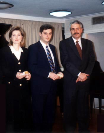 Η Ελένη και ο Γιάννης Χάλλεκερ με τον Πρέσβη του Ισραήλ κ. Ran Curiel μετά την συναυλία τους για δύο πιάνα στον «Σύνδεσμο Φιλίας Ελλάς - Ισραήλ»