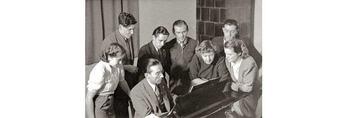 Academia of Vienna, 1950. Max Hallecker (on the top right) is attending a masterclass by Grete Hinterhofer.  Ακαδημία Βιέννης 1950.